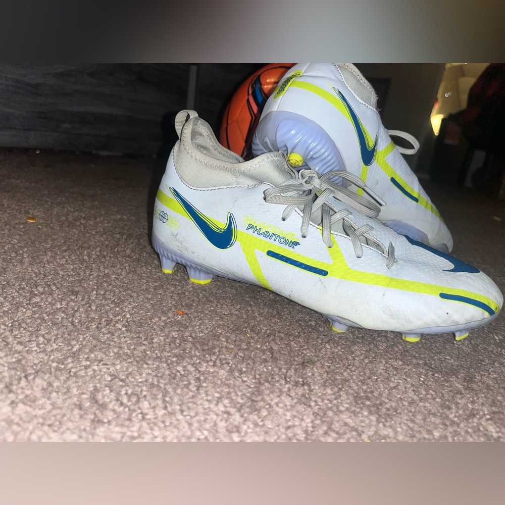 Soccer cleats